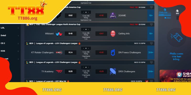 Người chơi phân tích kèo cược trên màn hình máy tính